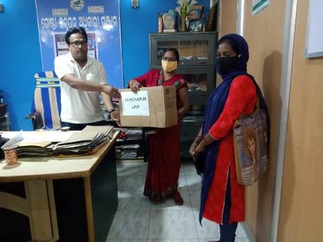 କାଇଞ୍ଚପୁର ଗ୍ରାମ ପଞ୍ଚାୟତସ୍ତରୀୟ ମହିଳା ସଙ୍ଘ ବିଡ଼ିଓ ଙ୍କୁ ମାସ୍କ ପ୍ରଦାନ ଗଞ୍ଜାମ,(ଓ୍ବାଇଏନ୍ଏସ୍):ଗଞ୍ଜାମ ବ୍ଲକ ଅନ୍ତର୍ଗତ କାଇଞ୍ଚପୁର ଗ୍ରାମ ପଞ୍ଚାୟତ ସ୍ତରୀୟ ମହିଳା ସଙ୍ଘ ତରଫରୁ ଗଞ୍ଜମ ବିଡ଼ିଓ ଜ୍ୟୋତି ଶଙ୍କର ରାୟ ଙ୍କୁ ପାଞ୍ଚଶହ ମାସ୍କ ପ୍ରଦାନ କରାଯାଇଛି। ଏହି ମାସ୍କ ଅସହାୟ, ନିରାଶ୍ରୟ, ଅସୁସ୍ଥ ବ୍ୟକ୍ତି ବିଶେଷ ଙ୍କୁ ପ୍ରଦାନ କରିବାକୁ ଅନୁରୋଧ କରିଛନ୍ତି । ମାସ୍କ ପ୍ରଦାନ କରିଥିବାରୁ ମହିଳା ସଙ୍ଘ କୁ ବିଡ଼ିଓ ରାୟ ସାଧୁବାବା ଜଣାଇଛନ୍ତି ।