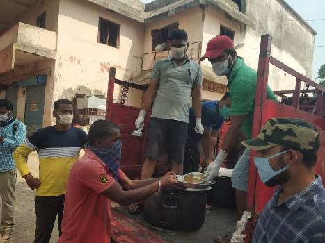 ଦୈନିକ ୫୦୦ ଲୋକଙ୍କ ମୁହଁ ରେ ଆହାର ଯୋଗାଉଛି ଅଗ୍ରଣୀ ସଂଗଠନ ଯୁବଶକ୍ତି କ୍ଲବ
