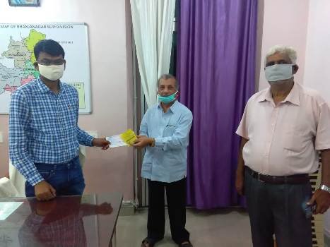 ପୂର୍ବତନ ଅଧ୍ୟକ୍ଷ ଉଭୟ ରାଜ୍ୟ ଓ କେନ୍ଦ୍ର ସରକାର ଙ୍କ ର ରିଲିଫ ପାଣ୍ଠି କୁ ଦାନ