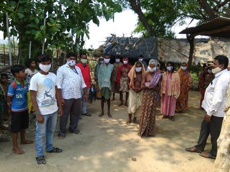 ଦୂର୍ଗମ ଅଞ୍ଚଳରେ ସ୍ଵେଚ୍ଛାସେବୀଙ୍କ ଦ୍ଵାରା ମାସ୍କ ବଣ୍ଟନ