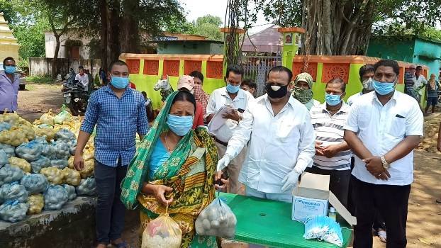 କ୍ୱାରେଣ୍ଟାଇନ ସେଣ୍ଟର ବୁଲିଲେ ଓ ଶୁଖିଲା ଖାଦ୍ୟ ବାଣ୍ଟିଲେ ବିଧାୟକ