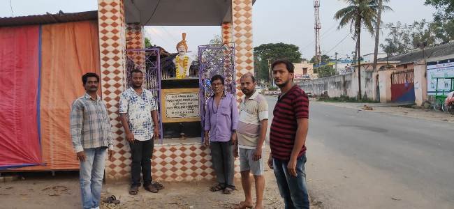 କୃଷ୍ଣଚନ୍ଦ୍ର ଗଜପତି ଙ୍କ ପ୍ରତି ମୃତ୍ତି ଉପରେ ପୁଷ୍ପ ମାଲ୍ୟ ଅର୍ପଣ