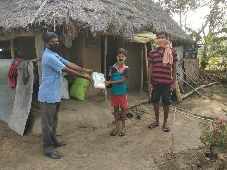 ଛାତ୍ରଛାତ୍ରୀ ମାନଙ୍କୁ ଘରେ ଘରେ ବହି ବଣ୍ଟନ