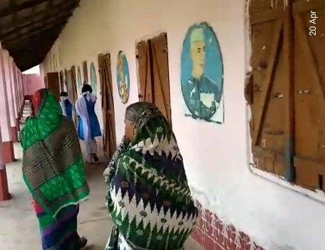 ସରକାରୀ ନିର୍ଦ୍ଦେଶନାମାକୁ ଫୁ: ବିଦ୍ୟାଳୟରେ ଛାତ୍ରଛାତ୍ରୀ ମାନଙ୍କୁ ବଣ୍ଟନ ହେଉଛି ପାଠ୍ୟ ପୁସ୍ତକ