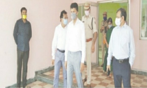 ପାରାଦୀପ କୋଭିଡ-୧୯ ଚିକିତ୍ସାଳୟ କାର୍ଯ୍ୟ କୁ ସମୀକ୍ଷା କଲେ ୫ଟି ସଚୀବ ଓ ଉନ୍ନୟନ କମିଶନର