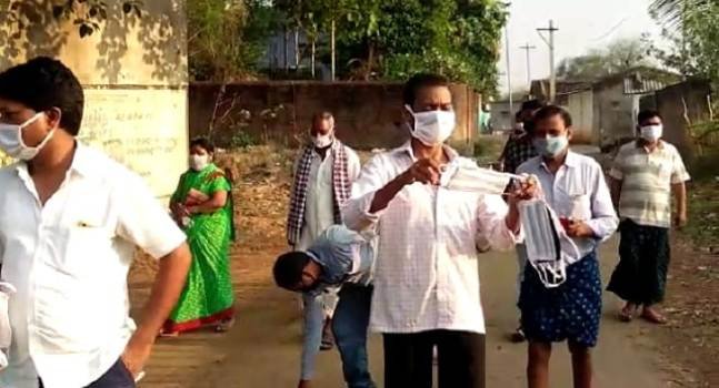 ଟେମରା ରେ ମାସ୍କ ବାଣ୍ଟିଲେ ଯୁବ ସମିତି ସଭ୍ୟ ଓ ଗ୍ରାମବାସୀ