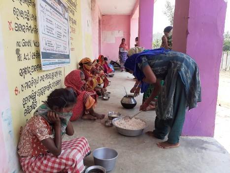 ନିରୀହ ଲୋକଙ୍କୁ ରନ୍ଧା ଖାଦ୍ୟ ବଣ୍ଟନ୪ଟି ପଞ୍ଚାୟତରେ