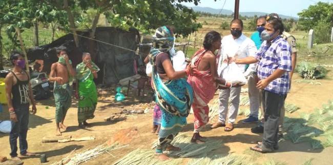 ଅସହାୟ ୪ ପରିବାରଙ୍କୁ ଖାଦ୍ୟ ସାମଗ୍ରୀ ପ୍ରଦାନ କଲେ ଜିଲ୍ଲାପାଳ