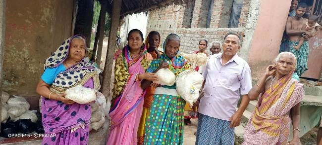 ଜିଲ୍ଲାପରିଷଦ ସଦସ୍ୟାଙ୍କ ପରିବାର ପକ୍ଷରୁ ଖାଦ୍ୟ ବଣ୍ଟନ