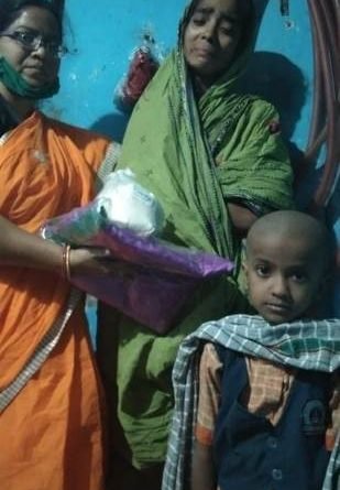 ସୁରତର ସ୍ବେଚ୍ଛାସେବୀ ଅନୁଷ୍ଠାନ 'ସୃଷ୍ଟି' ତରଫରୁ ବିଧବା ମହିଳାଙ୍କୁ ଲୁଗାପଟା ପ୍ରଦାନ
