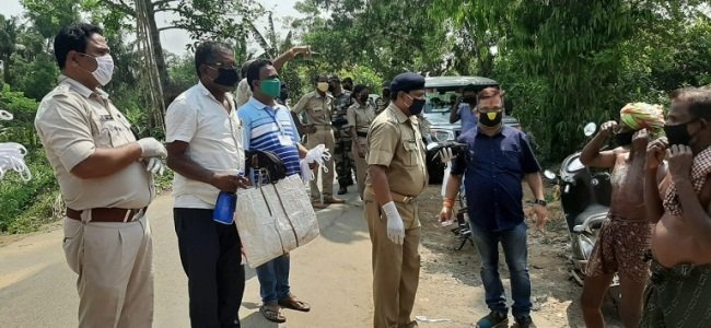 କରୋନା ଭୂତାଣୁ ସଂକ୍ରମଣ ଜନିତ ସଚେତନତା ସହ ମାସ୍କ ଓ ସାନିଟାଇଜର ବଂଟନ