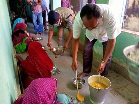 ନାଉଗାଁ ଜରାଶ୍ରମରେ ଖାଦ୍ୟ ବଂଟନ