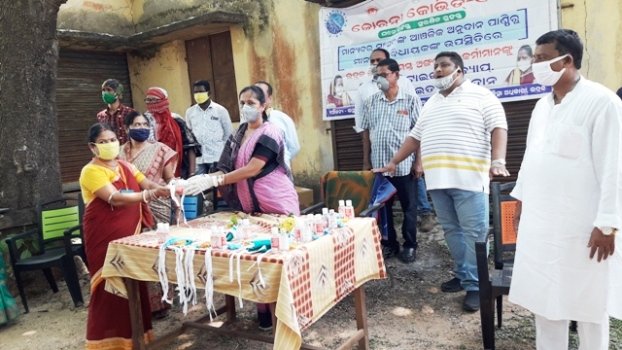 କରୋନା ଯୋଦ୍ଧାଙ୍କୁ ମାସ୍କ, ସାନିଟାଇଜର ପ୍ରଦାନ କଲେ ସାଂସଦ