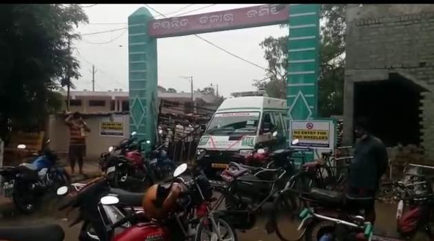 ଆମିଷ ବଜାରରେ ଅସମ୍ଭବ ଭିଡ଼ ଆମ୍ବୁଲାନ୍ସ ଯିବା ପାଇଁ ରାସ୍ତା ମିଳିଲାନି