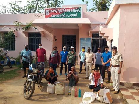 ଚୋରା ଦେଶୀମଦ କାରବାର ଅବକାରୀ ଚଢାଉ ବାଇକ୍ ଜବତ ୩ ଗିରଫ