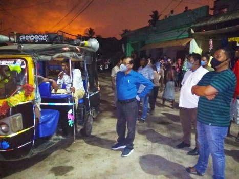 ଟିକର ପଡ଼ା ପଞ୍ଚାୟତ କୁ ସଟଡାଉନ୍ ଘୋଷଣାକଲା ପ୍ରଶାସନ ଘରୁ ନ ବାହାରିବା ପାଇଁ ମାଇକ ପ୍ରଚାର
