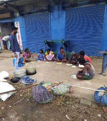 ଚାଲି ଚାଲି ଠାକୁରମୁଣ୍ଡା ଯାଉଥିବା ଶ୍ରମିକ ମାନଙ୍କୁ ରନ୍ଧା ଓ ଶୁଖିଲା ଖାଦ୍ୟ ଦେଲେ ସ୍ୱେଚ୍ଛାସେବୀ