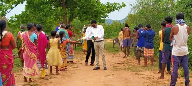 କନ୍ଧମାଳ ପିପୁଲ୍ସ ଫୋରମ ପକ୍ଷରୁ ମାସ୍କ ଓ ସାବୁନ ବାଣ୍ଟି କରୋନା ସଚେତନତା ବାର୍ତ୍ତା ଦେଲେ