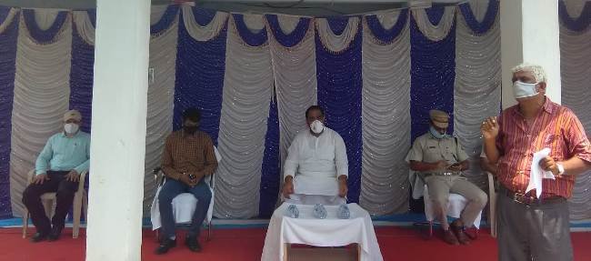 କରୋନା ଯୁଦ୍ଧର ଆଗଧାଡ଼ିର ଯୋଦ୍ଧା ପୋଲିସ ଓ ପ୍ରଶାସନିକ ଅଧିକାରୀ ଙ୍କୁ ସମ୍ମାନିତ କଲେ ମନ୍ତ୍ରୀ ଆରୁଖ