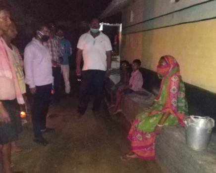 ଅମ୍ଫାନ ବାତ୍ୟା ଦ୍ୱାରା ଏକ ବିଶାଳକାୟ ଗଛ ପଡି ଘର ଭାଙ୍ଗି ଯାଇଛି