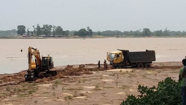 ପଂସି ଯାଇଥିବା ୫ଟି ଡମ୍ପରକୁ ଆଜି ଉଦ୍ଧାର କରାଯାଇଛି