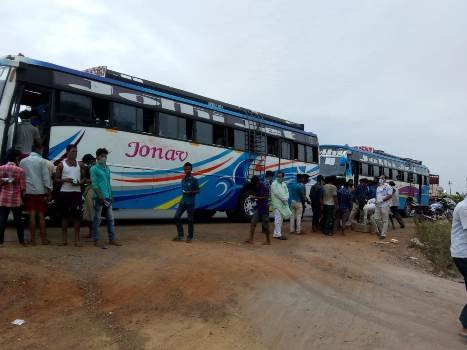 ଯାଜପୁର କଂଗ୍ରେସ ପକ୍ଷରୁ ଜାତୀୟ ରାଜପଥ -୧୬ ଠାରେ ପ୍ରବାସୀ ଶ୍ରମିକମାନଙ୍କୁ ଶୁଖିଲା ଖାଦ୍ୟ ଓ ପାଣି, ବଣ୍ଟନ