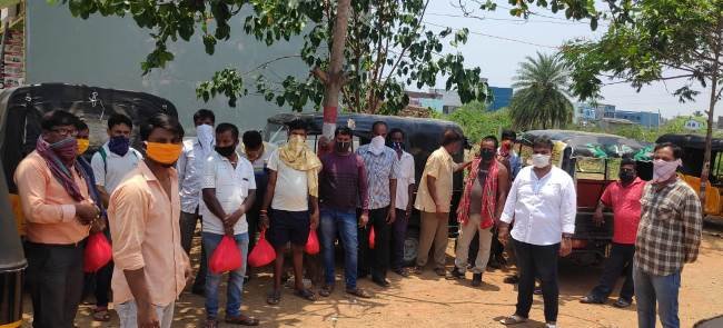 ୪୦ଜଣ ଅଟୋ ଚାଳକ ଙ୍କୁ ରାସନ ସାମଗ୍ରୀ ବଣ୍ଟନ