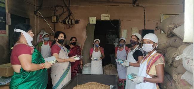 ମହିଳା ସମିତିର ସଦସ୍ୟା ମାନଙ୍କୁ କରୋନା ସଚେତନତା ସହ ବିଭିନ୍ନ ସାମଗ୍ରୀ ବଣ୍ଟନ