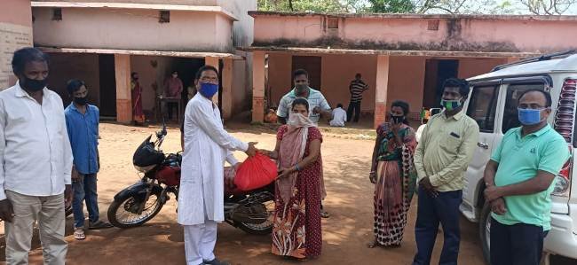କୁଲେଇଶିଳା 'ସଙ୍ଗରୋଧ 'ଗୃହରେ ଥିବା ୨୦ ଅସହାୟଙ୍କୁ ବିଧାୟକଙ୍କ ରେସନ କିଟ୍ ପ୍ରଦାନ