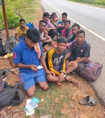 ଅଧାବାଟରେ ଗାଡିରୁ ଓହ୍ଲାଇଦିଆଗଲା ଦଶଘଣ୍ଟାପରେ ଦଶପଲ୍ଲାରୁ ଦଶ ଶ୍ରମିକଙ୍କୁ ଉଦ୍ଧାର କଲା ଜିଲ୍ଲାପ୍ରଶାସନ