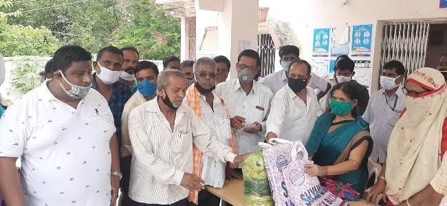 ୨୫ ପଞ୍ଚାୟତକୁ ମାସ୍କ ଓ ସାନିଟାଇଜର ବାଣ୍ଟିଲେ ବିଧାୟକ ପ୍ରତିନିଧି
