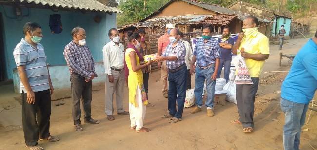 ପଞ୍ଚାୟତ ବାସିନ୍ଦାଙ୍କୁ କରୋନା ସଚେତନତା ସହ ବିଭିନ୍ନ ସାମଗ୍ରୀ ବଣ୍ଟନ