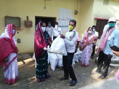 ଅଟୋ ଚାଳକଙ୍କୁ ଶୁଖିଲା ଖାଦ୍ୟ ବଣ୍ଟନ