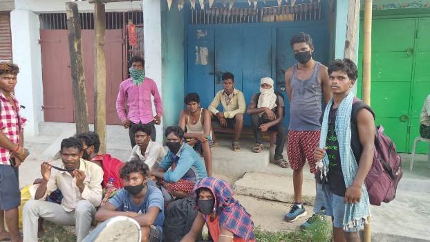 ପ୍ରଶାସନ ର ସହାୟତା ଅପେକ୍ଷା ରେ ଚାଲି ଚାଲି ଆସିଥିବା ପ୍ରବାସୀ ଶ୍ରମିକ