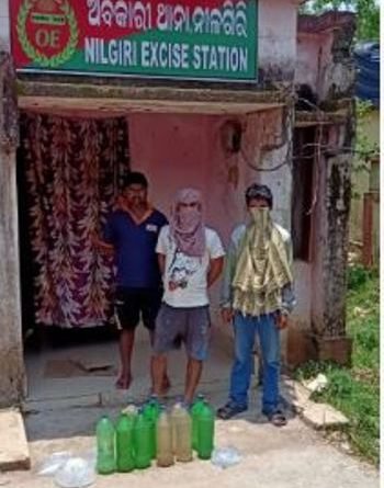 ଅବକାରୀ ବିଭାଗ ବିଭିନ୍ନ ସ୍ଥାନରେ ଚଢ଼ାଉ ୫୮ ଲିଟର ଦେଶୀ ମଦ