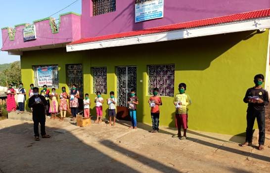 ହାଉସ ଅଫ୍ ଲଭ୍ ଶିଶୁ ଯତ୍ନ ଅନୁଷ୍ଠାନରେ ସ।ନିଟାଇଯାର ବିତରଣ