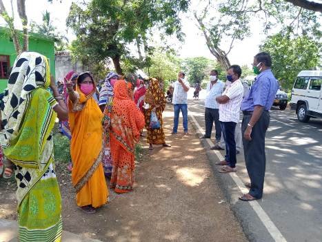 ସରକାରୀ ସହାୟତା ନପାଇ ଗାଁ ରାସ୍ତା କୁ ଓହ୍ଲାଇଲେ ମହିଳା