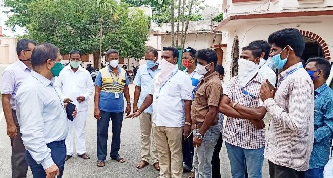 ଓଡିଶା ମୋଟର ଚାଳକ ସଂଘ ଛତ୍ରପୁର ଶାଖା ପକ୍ଷରୁ ଆର୍ଥିକ ସହାୟତା ପ୍ରଦାନ