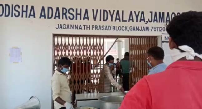 ଜଗନ୍ନାଥ ପ୍ରସାଦ ନିକଟ ଜାମଗେରେଡା ଆଦର୍ଶ ବିଦ୍ୟାଳୟ ସଂଘରୋଧ କେନ୍ଦ୍ରରେ ଗୋଷ୍ଟି ସଂଘର୍ଷ ରେ ୩ ଆହତ ଜଗନ୍ନାଥପ୍ରସାଦ,(ସନ୍ତୋଷ କୁମାର ଜେନା):ଗଞ୍ଜାମ ଜିଲ୍ଲା ଜଗନ୍ନାଥପ୍ରସାଦ ଥାନା ଅନ୍ତର୍ଗତ ଜାମଗେରେଡା ଆଦର୍ଶ ବିଦ୍ୟାଳୟ ରେ ହୋଇଥିବା କ୍ୟାରେଣ୍ଟାଇନ ସେଣ୍ଟର ରେ ଥିବା ପ୍ରବାସୀ ଓଡ଼ିଆଙ୍କ ମଧ୍ୟରେ ଗୋଷ୍ଠୀ ସଂଘର୍ଷ ଘଟି ୩ଜଣ ଆହତ ହୋଇଛନ୍ତି। ସୂଚନା ଅନୁସାରେ ପ୍ରବାସୀ ଓଡ଼ିଆ ଯୁବକ ମାନକୁ ଗତ ଶନିବାର ଦିନ ପ୍ରଶାସନ ପକ୍ଷରୁ ଆଦର୍ଶ ବିଦ୍ୟାଳୟ ସଙ୍ଘରୋଧ କେନ୍ଦ୍ର ରେ ରଖାଯାଇଥିଲା। ସେହି ଦିନ ଠାରୁ ସଂଘରୋଧ କେନ୍ଦ୍ର ରେ ୨ଗୋଷ୍ଟି କୁ ନେଇ କୌଣସି କାରଣରୁ ଗଣ୍ଡଗୋଳ ଲାଗିରହିଥିଲା। ଫଳରେ ତାହା ମଙ୍ଗଳବାର ଉଗ୍ରରୂପ ନେଇଥିଲା। ୨ଗୋଷ୍ଠୀ ମଧ୍ୟରେ ପାଟିତୁଣ୍ଡ ଓ ଗଣ୍ଡଗୋଳ ହେବା ଫଳରେ ୩ ଜଣ ଗୁରୁତର ଆହତ ହୋଇ ଚିକିତ୍ସା ହେଉଥିବା ସୂଚନା ମିଳିଛି। ଖବର ପାଇ ଜଗନ୍ନାଥ ପ୍ରସାଦ ଥାନା ଅଧିକାରୀ ଯୁବରାଜ ସ୍ୱାଇଁ ଘଟଣା ସ୍ଥଳରେ ପହଞ୍ଚି ତଦନ୍ତ ଜାରି ରଖିଥିବା ବେଳେ ଏ ନେଇ ଜଗନ୍ନାଥପ୍ରସାଦ ଥାନାରେ କେସ ନଂ ୭୬/୨୦ ମାମଲା ରୁଜୁ କରାଯାଇଛି। ଅପରପକ୍ଷରେ ଏ ଘଟଣା କୁ ନେଇ କିଛି ପ୍ରବାସୀ ଓଡ଼ିଆ ମାନକୁ ଅନ୍ୟତ୍ର ସଙ୍ଘରୋଧ କେନ୍ଦ୍ର କୁ ସ୍ଥାନାନ୍ତର କରାଯାଇଥିବା ସୂଚନା ମିଳିଛି l