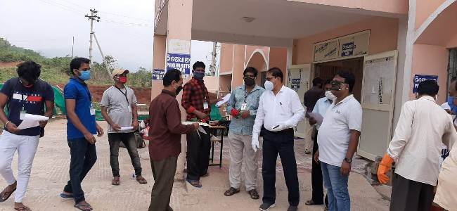 ପ୍ରବାସୀ ସୁରତ ଶ୍ରମିକଙ୍କୁ ଗୋଲାପ ଫୁଲ ଦେଇ ସଙ୍ଘରୋଧ କେନ୍ଦ୍ରରୁ ବିଦାୟ
