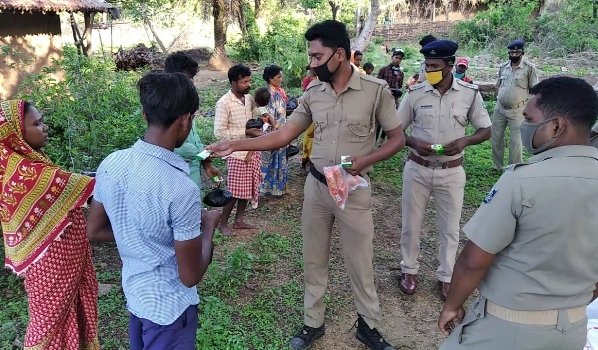 ମାଙ୍କଡଗୋଡା ଗାଁରେ ରାଇରଙ୍ଗପୁର ପୋଲିସ ତରଫରୁ ଶୁଖିଲା ଖାଦ୍ୟ,ମାସ୍କ, ସାନିଟାଇଜେସନ ଓ ସାବୁନ୍ ବଣ୍ଟନ