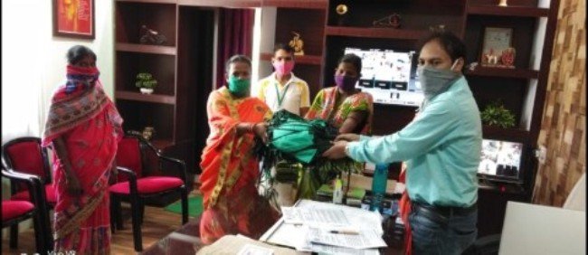 ଶ୍ରମିକଙ୍କ ପାଇଁ ମାସ୍କ ଯୋଗାଇଲେ ଏସ୍‌ଏଚ୍‌ଜି ମହିଳା