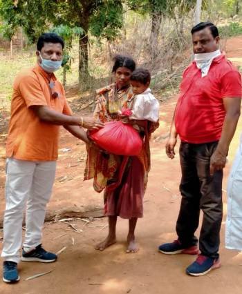 ବିନା କାର୍ଡ ଓ ରେସନରୁ ବଂଚିତ ପିଡିତଙ୍କୁ ସାରସକଣା ବିଧାୟକଙ୍କ ରେସନ କିଟ ସହାୟତା