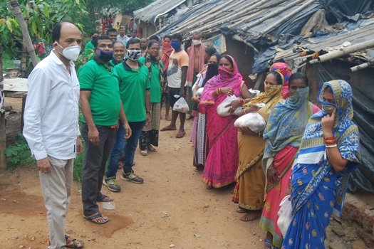 କରୋନା ପୀଡ଼ିତ ପରିବାରଙ୍କୁ ଖାଦ୍ୟ ଓ ମାସ୍କ ବଂଟନ