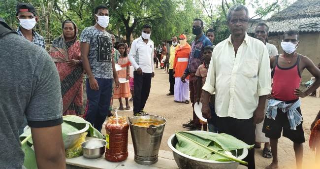 ପଧାନପଡା ଆଦିବାସୀ ସାହିରେ ରନ୍ଧାଖାଦ୍ୟ ଓ ମାସ୍କ ବଣ୍ଟନ