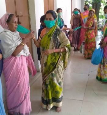 ସ୍ୱୟଂ ସହାୟିକା ଗୋଷ୍ଠୀ ପକ୍ଷରୁ ରନ୍ଧାଖାଦ୍ୟ ଓ ମାସ୍କ ପ୍ରଦାନ