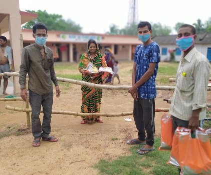 କ୍ୱାରେଣ୍ଟାଇନ ସେଣ୍ଟରରେ ସାବିତ୍ରୀ ପାଇଁ ଶାଢ଼ୀ ଓ ଫଳ ବାଣ୍ଟିଲେ ନାଏବ ସରପଞ୍ଚ