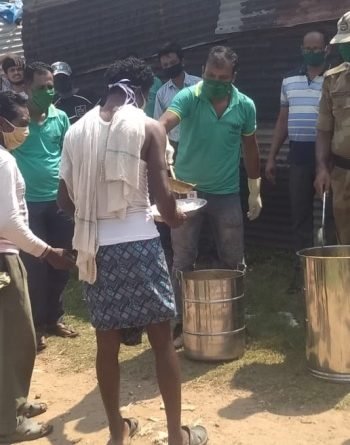 କେୟାର ଆଣ୍ଡ ସେୟାର ଟ୍ରଷ୍ଟ ପାରାଦ୍ୱୀପରେ ଭୋକିଲାଙ୍କ ମୁହଁରେ ଆହାର ଯୋଗାଇଲା