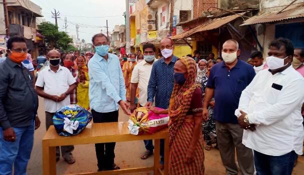ୟୁଥ୍‌ମାସ୍ ସେବା ସଂଘ ପକ୍ଷରୁ ଶୁଖିଲା ଖାଦ୍ୟ ସାମଗ୍ରୀ ବଣ୍ଟନ