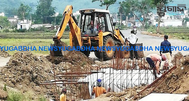 ପୂର୍ବତନ ପାରଳା ବିଧାୟକଙ୍କ ଚାଷ ଜମିରେ ବେଆଇନ ସେତୁ ଓ ଗାର୍ଡୱାଲ ନିର୍ମାଣ ଅଭିଯୋଗ